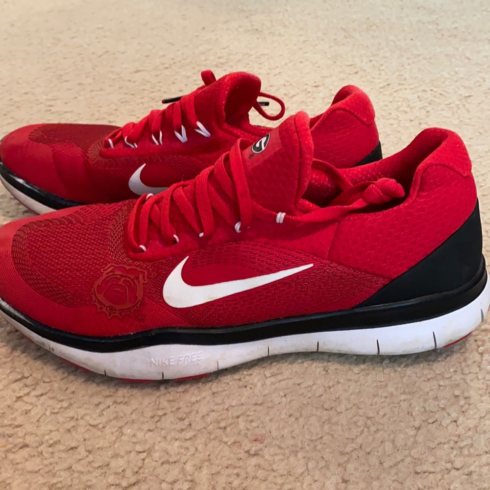 Boys size 7.5 UGA Nike shoes like new.
